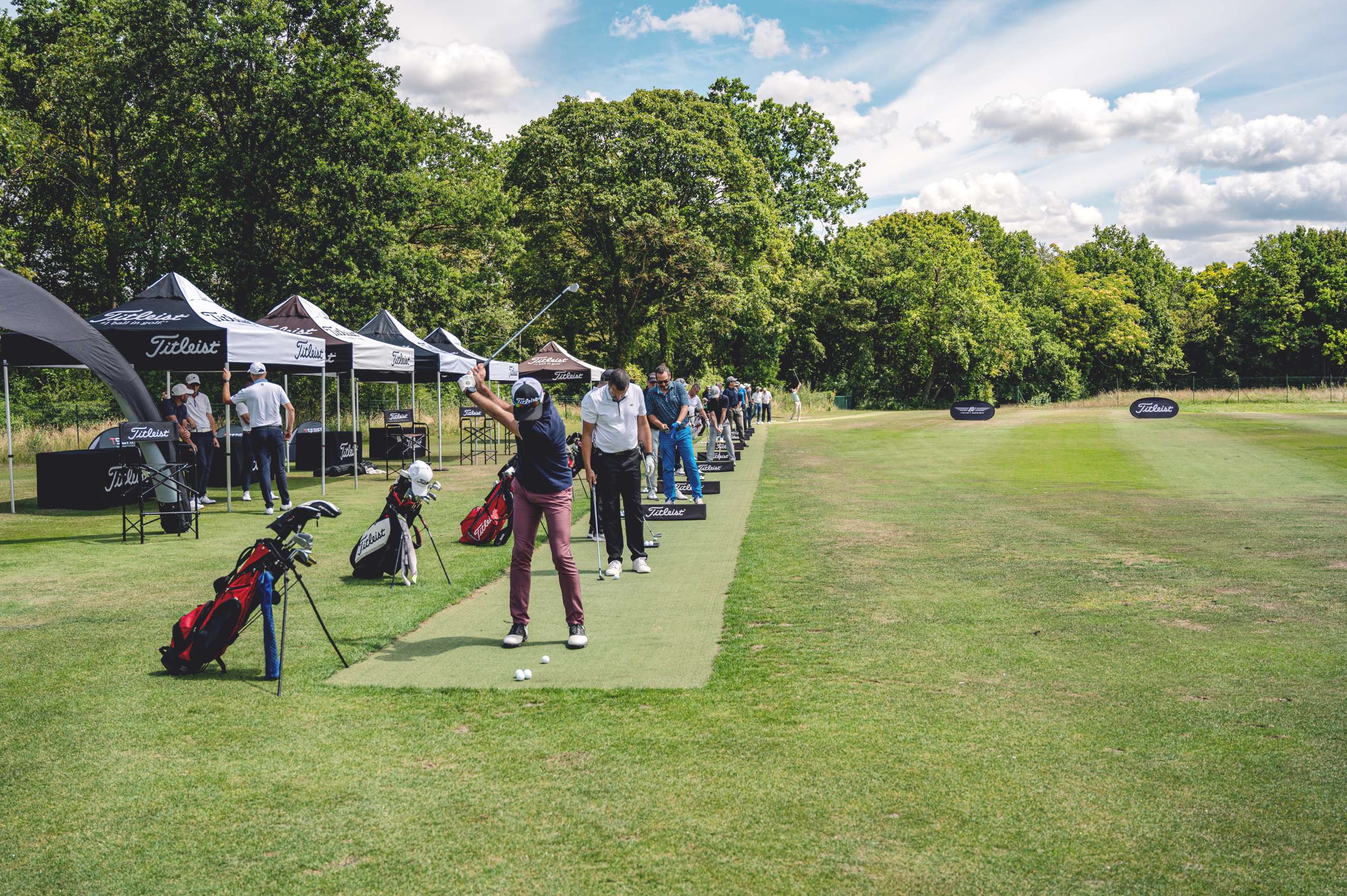 Golfer auf der Driving Range beim Team Titleist Invitational