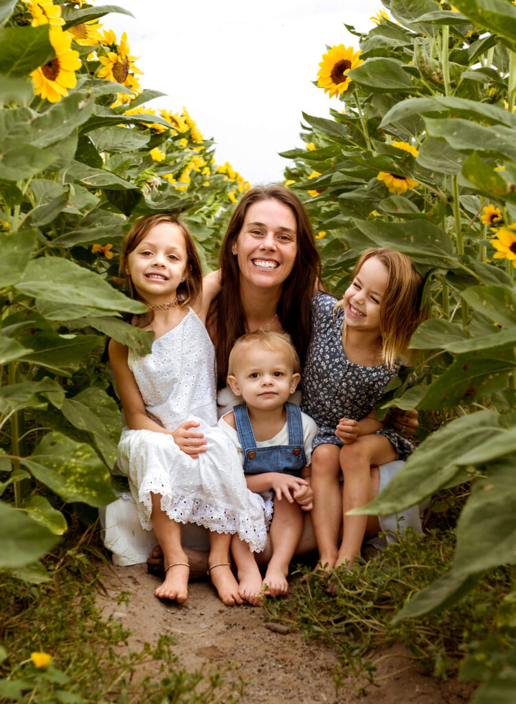 mom and her littles looking for arizona's best pumpkin patch