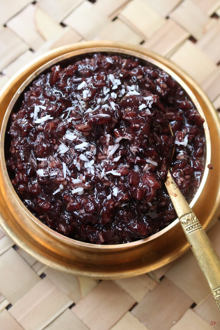kavuni arisi sweet served