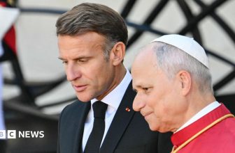 Thousands turn out to greet Pope in France