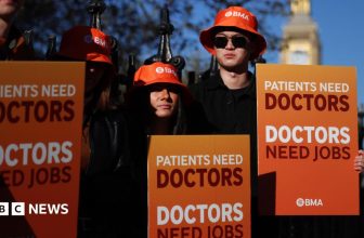 Resident doctors in England call off strike after new offer from government