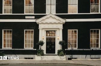 Mayfair club closes as Met investigates weapon claim