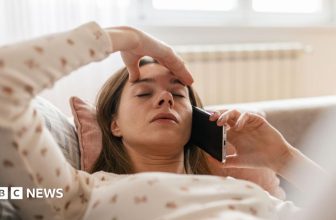 Off sick? You need to phone your boss, back-to-work adviser says